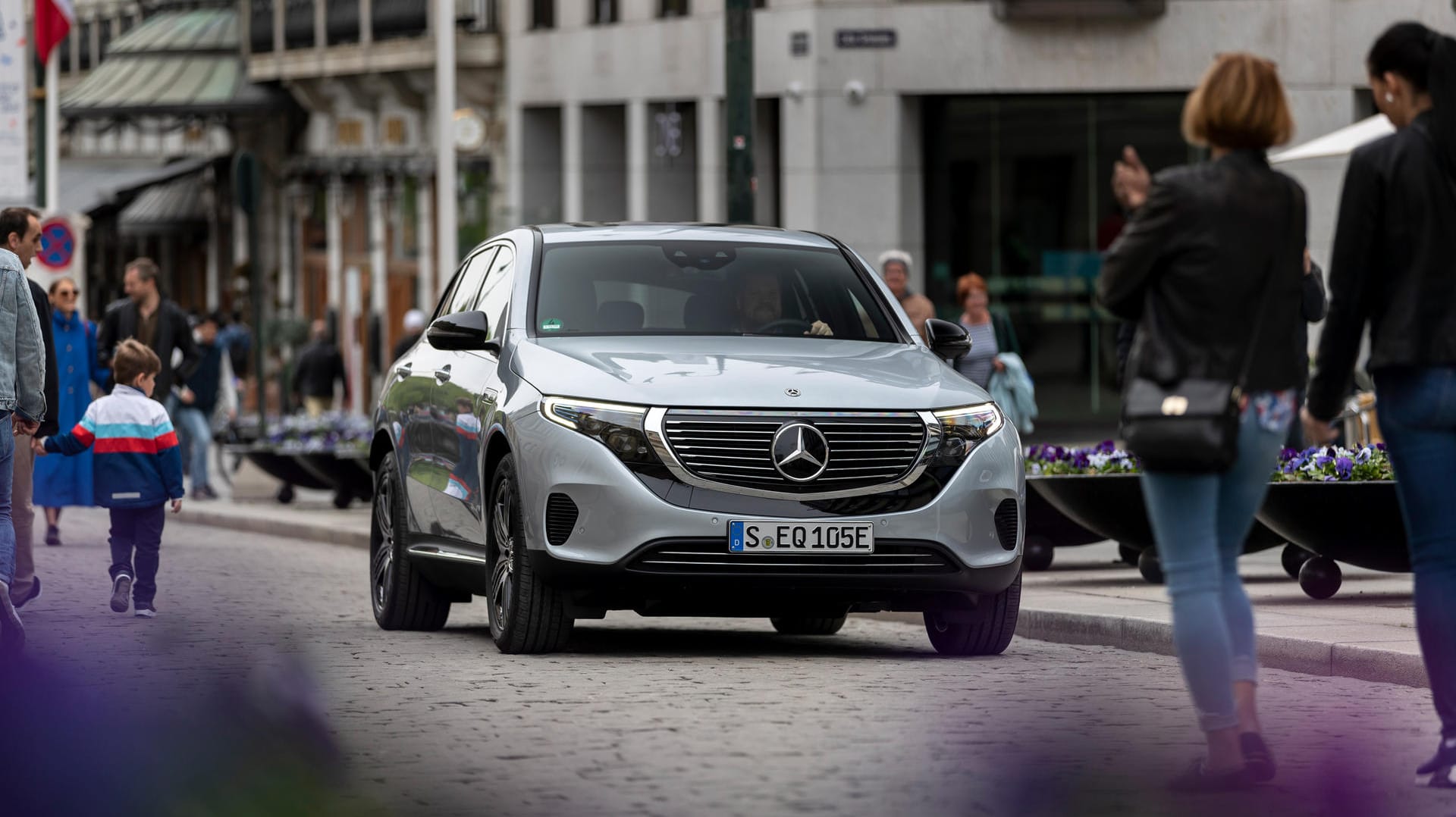 Elektroauto in der Innenstadt: Fußgänger können Stromer besonders bei niedrigen Geschwindigkeiten leicht überhören. Das soll sich ändern.