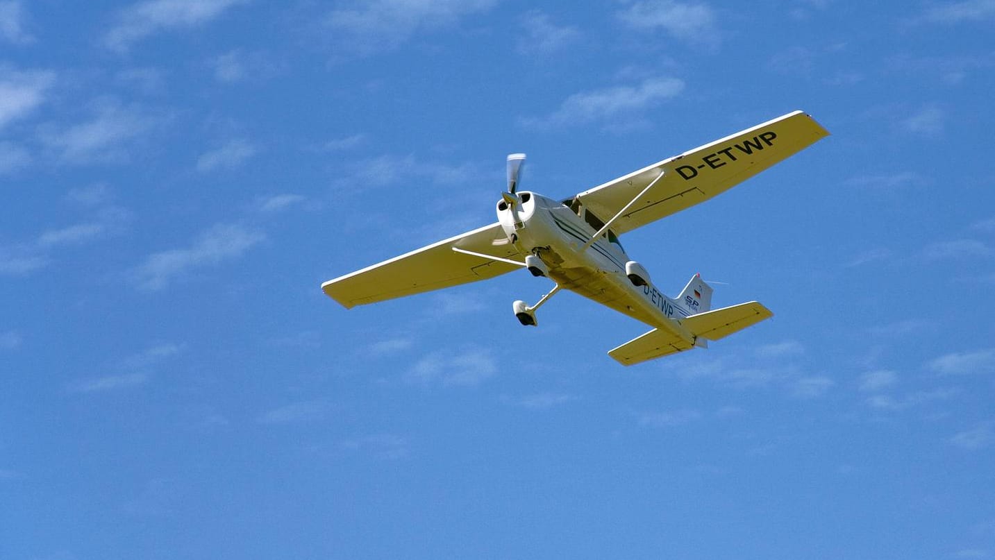 Ein Sportflugzeug: Zwei Menschen starben bei einem Unglück in den Niederlanden. (Symbolbild)