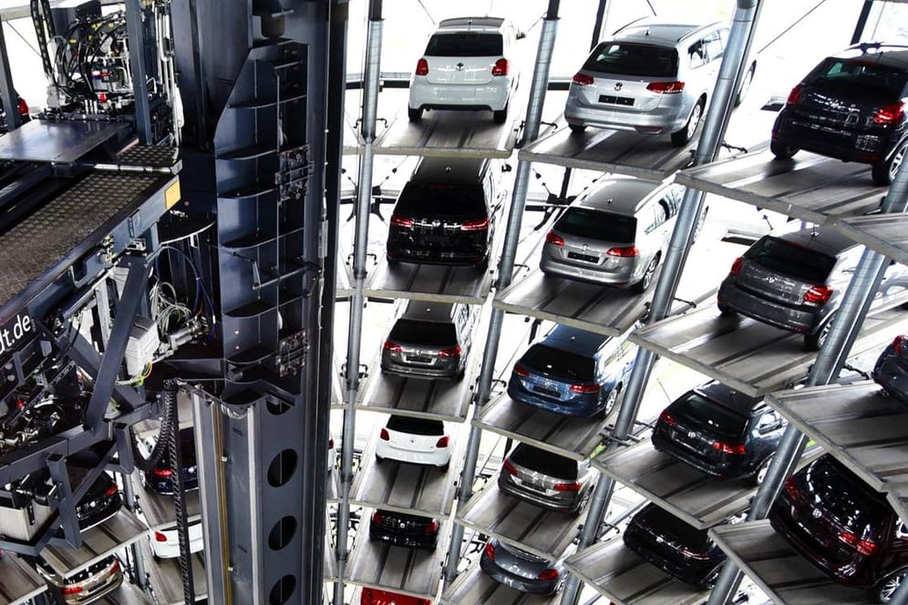 Neuwagen in einem Autoturm von Volkswagen: Wie fast alle Auto-Giganten, musste der Konzern einen Gewinnrückgang hinnehmen.