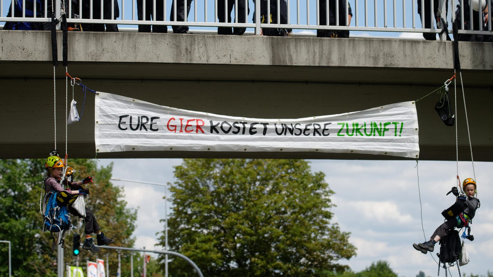 Kinder seilen sich von einer Brücke ab: 40.000 Teilnehmer sollen laut Veranstalter bei der Demo mitgemacht haben.