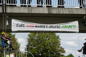 Kinder seilen sich von einer Brücke ab: 40.000 Teilnehmer sollen laut Veranstalter bei der Demo mitgemacht haben.