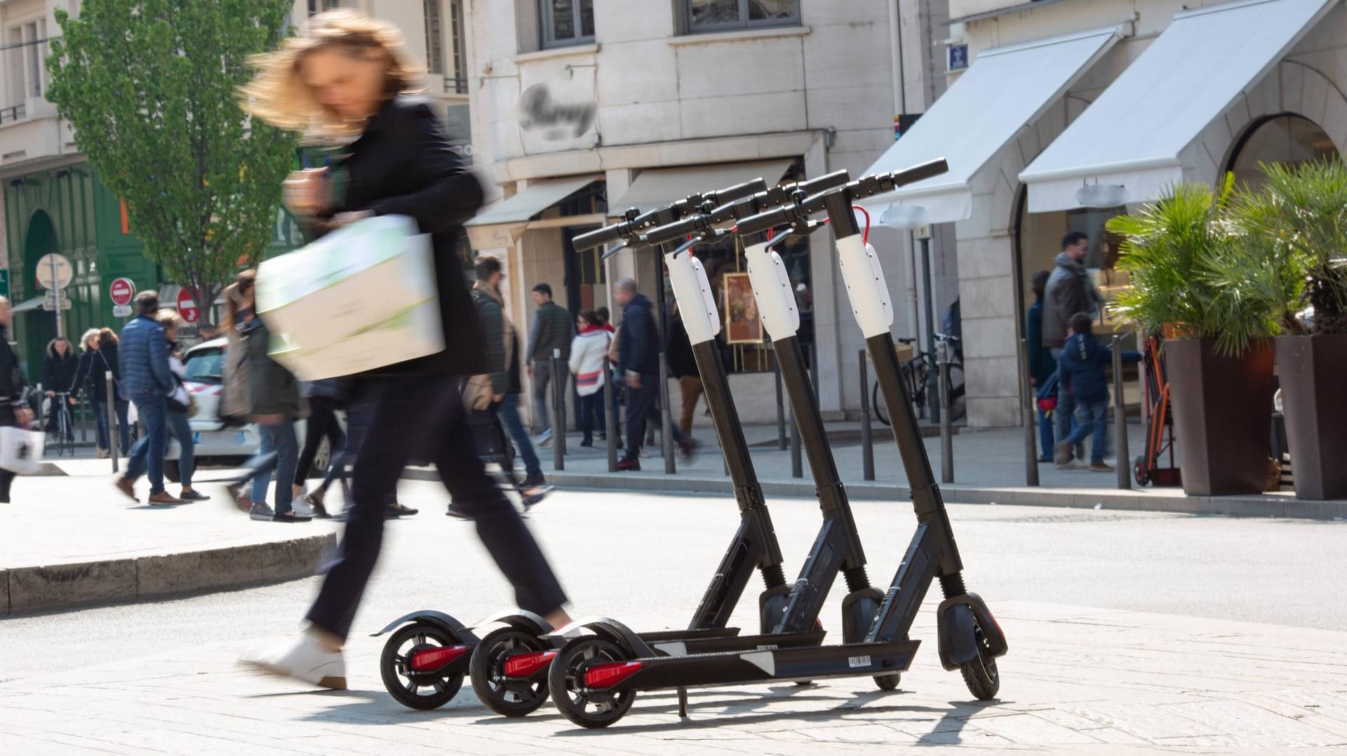 Vermietete E-Scooter: Wenige Tage nach Erteilung der Betriebserlaubnis ruft ein Hersteller seine Roller zurück.