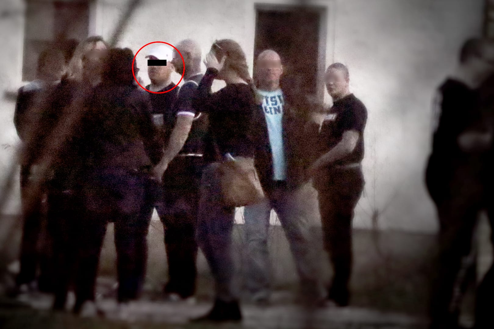 "Combat 18"-Treffen im März 2019: Ein Gutachter für das ARD-Magazin "Monitor geht davon aus, dass der Mann mit weißer Kappe der Mordverdächtige Stephan E. ist. Ein zweites Gutachten widerspricht dem. Nur eine Verwechslung?