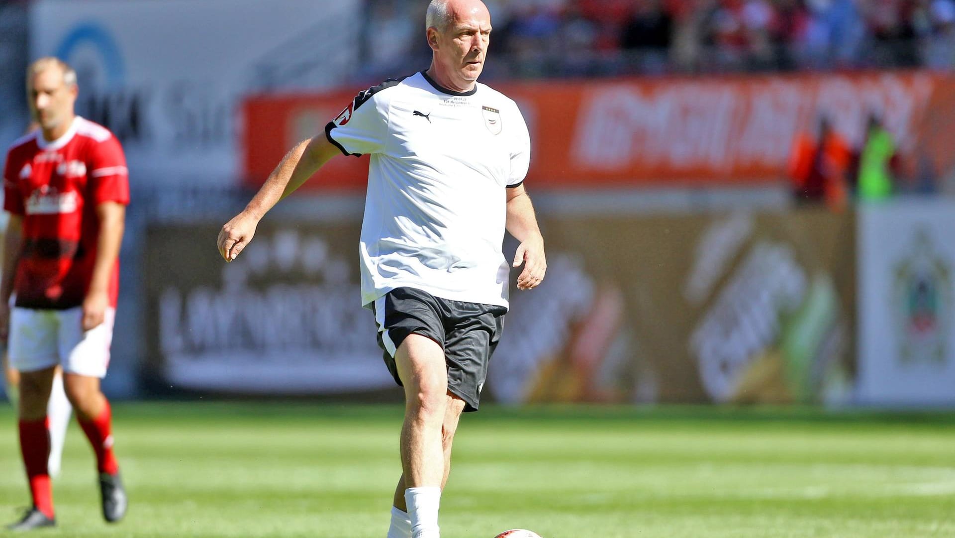 Ex-Nationalspieler: Mario Basler kickt in Zukunft nicht mehr nur bei Benefizspielen wie hier anlässlich des 20-jährigen Jubiläums der Kaiserslauterer Meisterschaft im Jahr 2018, sondern auch bei der TSG Eisenberg in der achten Liga. Ex-Nationalspieler: Mario Basler kickt in Zukunft nicht mehr nur bei Benefizspielen wie hier anlässlich des 20-jährigen Jubiläums der Kaiserslauterer Meisterschaft im Jahr 2018, sondern auch bei der TSG Eisenberg in der achten Liga.