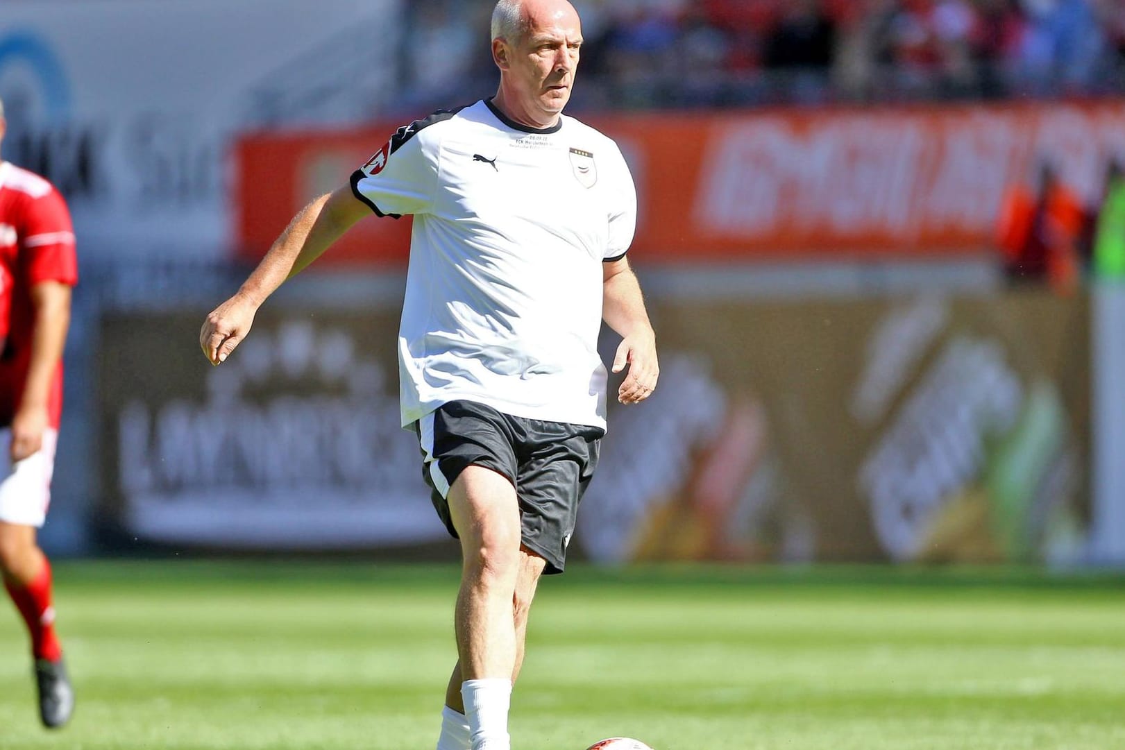 Ex-Nationalspieler: Mario Basler kickt in Zukunft nicht mehr nur bei Benefizspielen wie hier anlässlich des 20-jährigen Jubiläums der Kaiserslauterer Meisterschaft im Jahr 2018, sondern auch bei der TSG Eisenberg in der achten Liga.