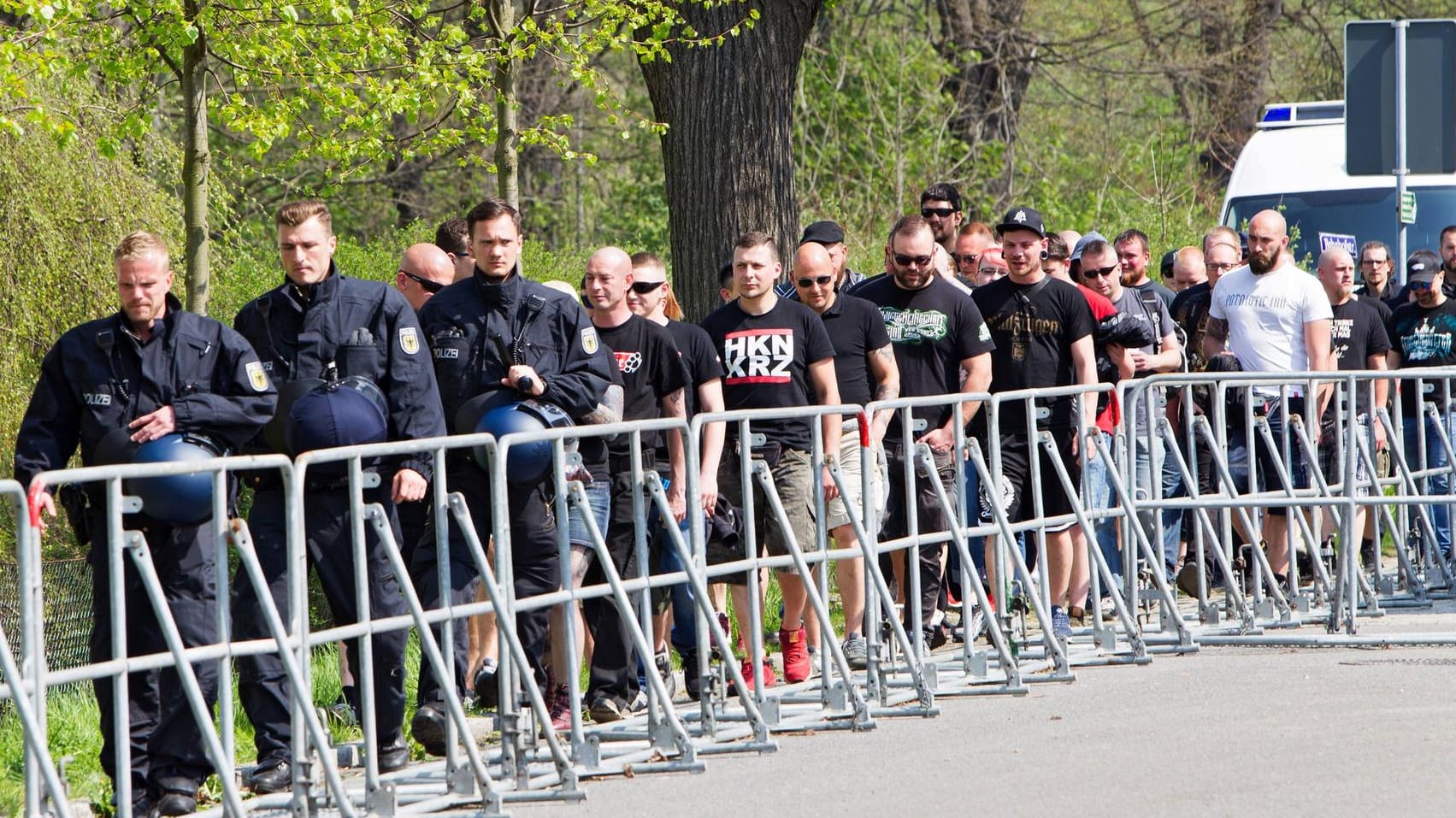 Polizei und Rechtsextreme beim Neonazi-Festival "Schild und Schwert" 2018 (Archivbild): Dieses Jahr ist Alkohol auf dem Gelände untersagt.