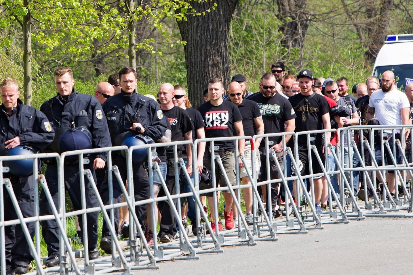 Polizei und Rechtsextreme beim Neonazi-Festival "Schild und Schwert" 2018 (Archivbild): Dieses Jahr ist Alkohol auf dem Gelände untersagt.