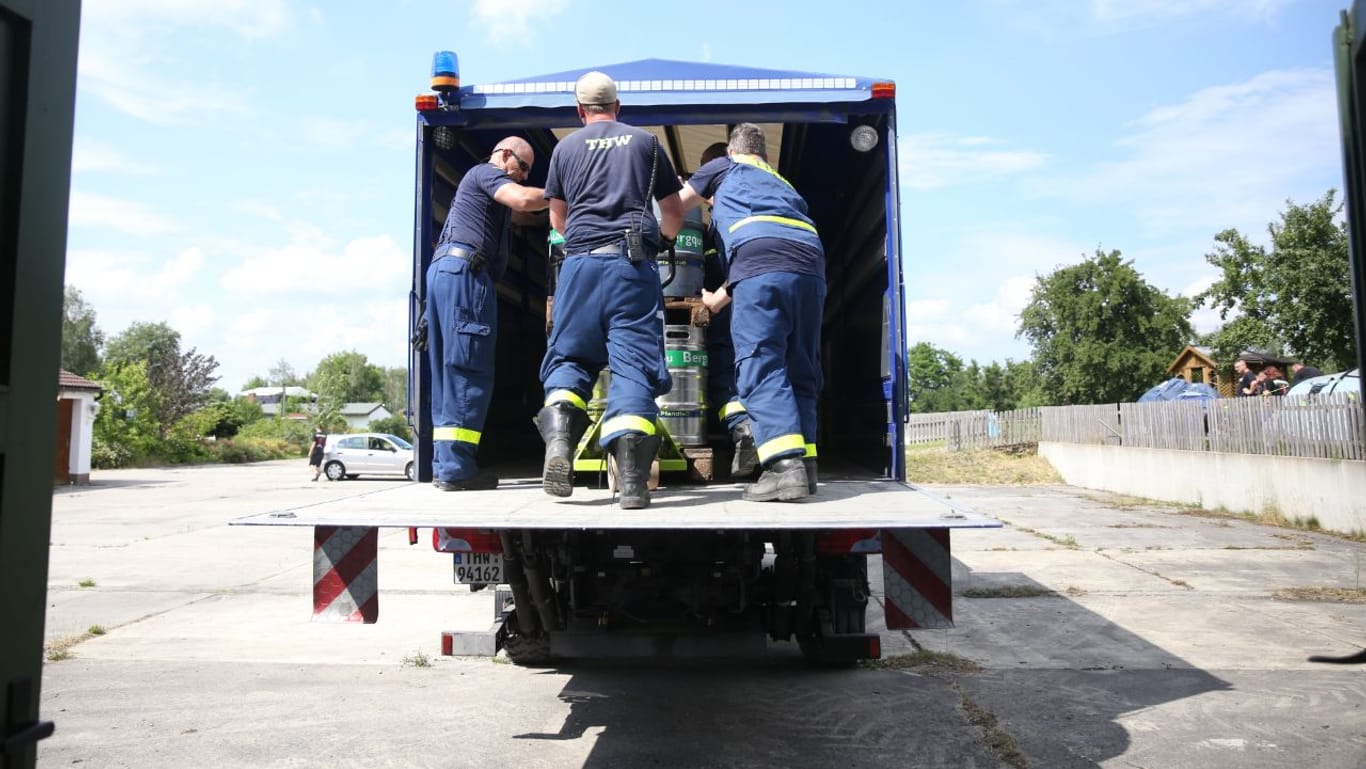 Einsatzkräfte des Technischen Hilfswerk holen 4.200 Liter Bier ab.
