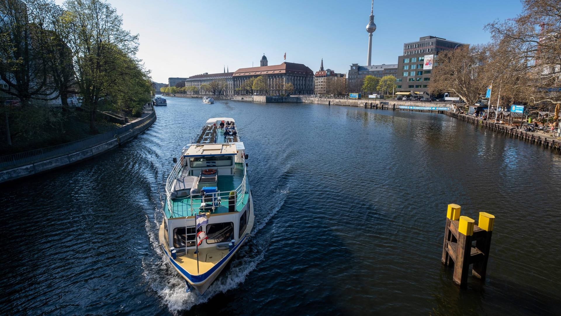 Die Jannowitzbrücke in Berlin: Weil die Passagiere des Ausflugsschiffs sich erschreckten, stießen sie mit den Köpfen gegen die Brücke – und verletzten sich.