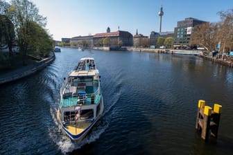 Die Jannowitzbrücke in Berlin: Weil die Passagiere des Ausflugsschiffs sich erschreckten, stießen sie mit den Köpfen gegen die Brücke – und verletzten sich.