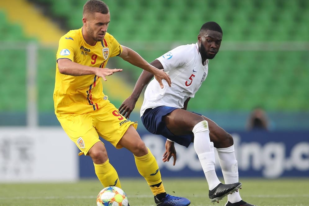 Souverän: Rumäniens George Puscas (l.) behauptet den Ball gegen den Engländer Fikayo Tomori.