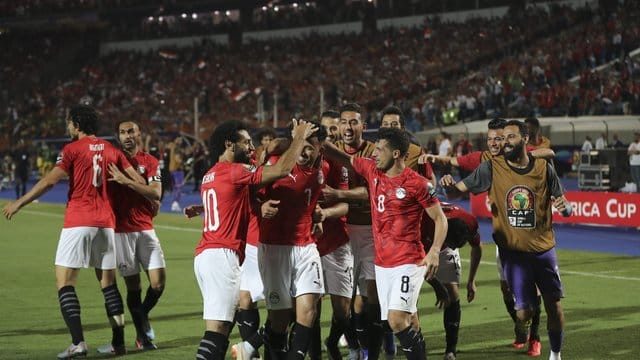 Ägyptens Spieler feiern den Sieg gegen Simbabwe.