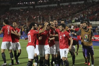 Ägyptens Spieler feiern den Sieg gegen Simbabwe.