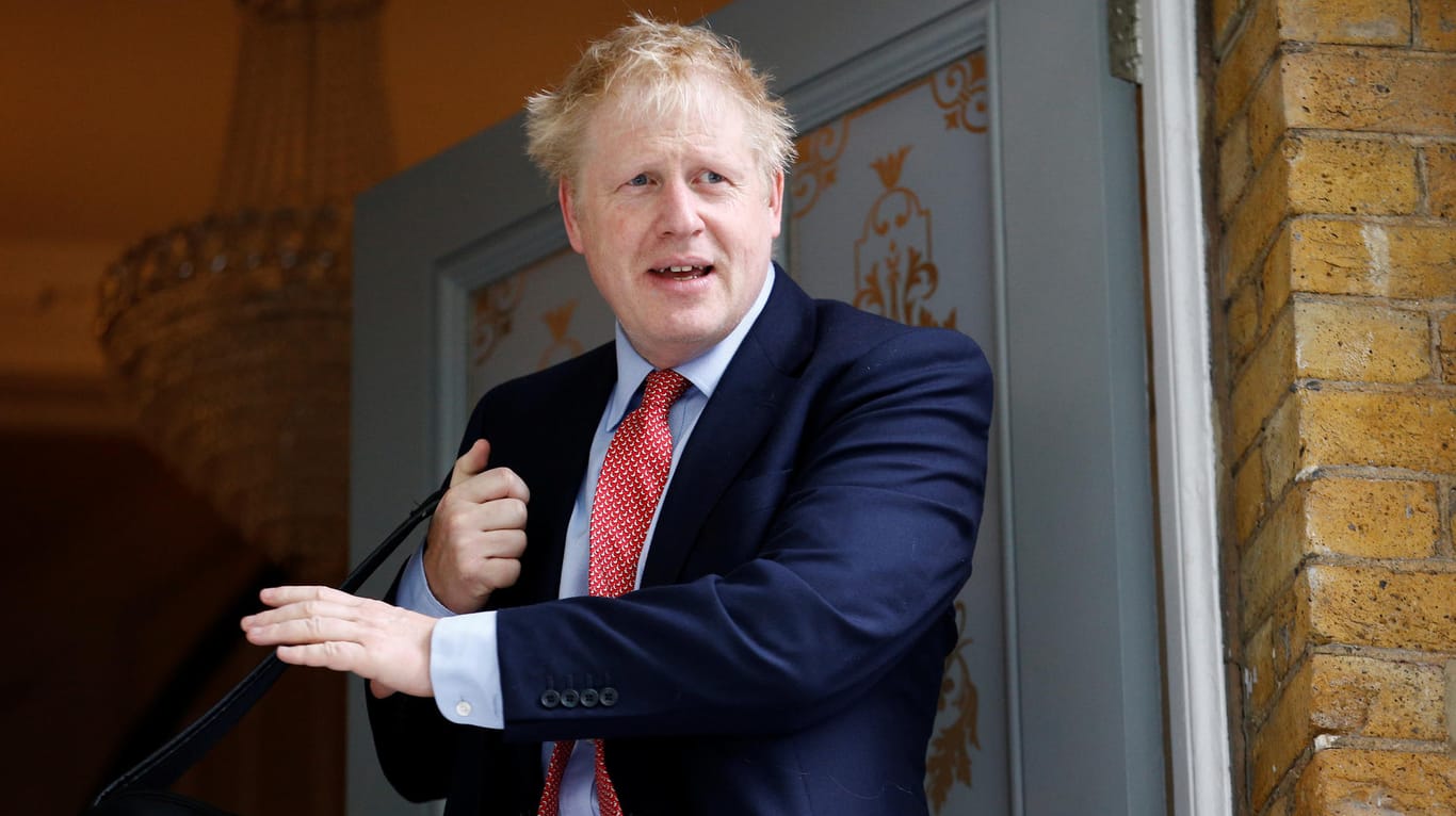Boris Johnson verlässt seine Wohnung in London.