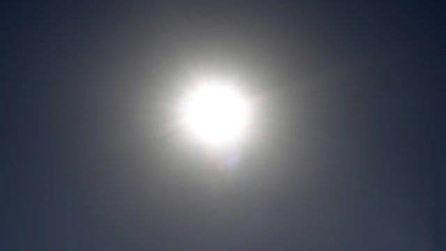 In einem geschlossenen Auto steigen die Temperatuen ohne Klimaanlage bei Sonnenschein in wenigen Minuten rapide an. In einem geschlossenen Auto steigen die Temperatuen ohne Klimaanlage bei Sonnenschein in wenigen Minuten rapide an.