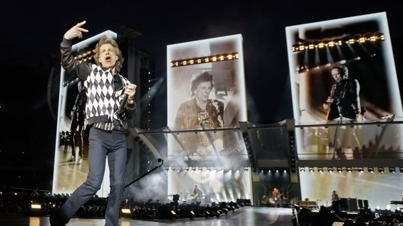 Beim Tourauftakt in Chicago tänzelte Mick Jagger wie eh und je über die Bühne.