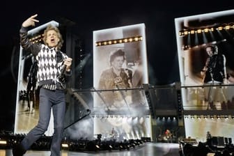 Beim Tourauftakt in Chicago tänzelte Mick Jagger wie eh und je über die Bühne.