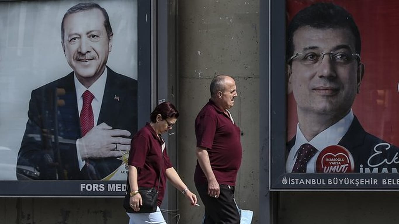 Plakate des türkischen Präsidenten Erdogan (L) und des Bürgermeisterkandidaten der CHP für Istanbul, Imamoglu.