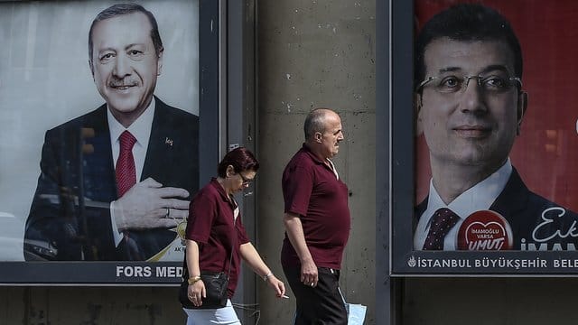 Plakate des türkischen Präsidenten Erdogan (L) und des Bürgermeisterkandidaten der CHP für Istanbul, Imamoglu. Plakate des türkischen Präsidenten Erdogan (L) und des Bürgermeisterkandidaten der CHP für Istanbul, Imamoglu.