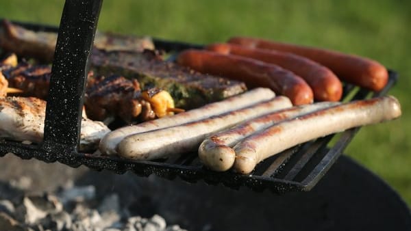 Grillgut auf Rost: Die Mehrheit der Deutschen greift immer öfter zum Grill – und das nicht nur in den Sommermonaten.