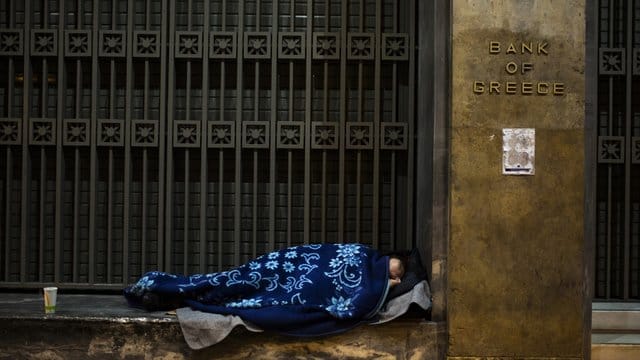 Ein Obdachloser hat sich vor der Bank von Griechenland in Athen zum Schlafen gelegt. Ein Obdachloser hat sich vor der Bank von Griechenland in Athen zum Schlafen gelegt.