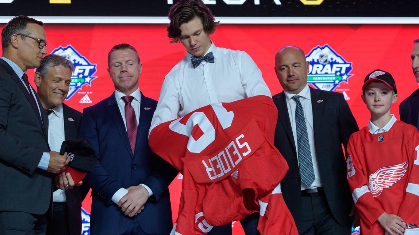 Wechselt in die NHL: Moritz Seider beim Draft.