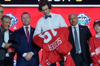 Wechselt in die NHL: Moritz Seider beim Draft.