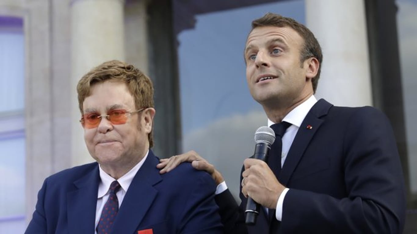 Frankreichs Präsident Macron hat den britischen Popstar Elton John zum Ritter der Ehrenlegion gemacht.