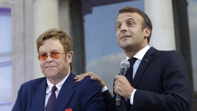 Frankreichs Präsident Macron hat den britischen Popstar Elton John zum Ritter der Ehrenlegion gemacht. Frankreichs Präsident Macron hat den britischen Popstar Elton John zum Ritter der Ehrenlegion gemacht.