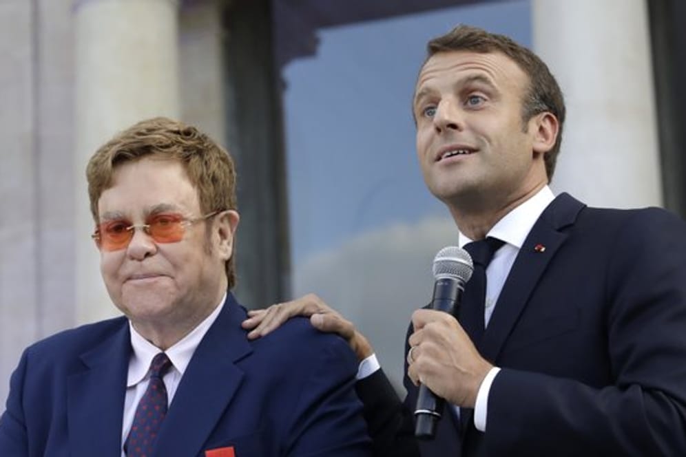 Frankreichs Präsident Macron hat den britischen Popstar Elton John zum Ritter der Ehrenlegion gemacht.