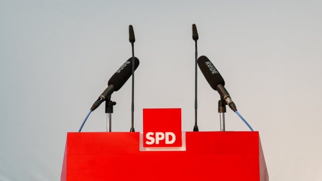 Ein leeres Rednerpult mit dem Logo der SPD.