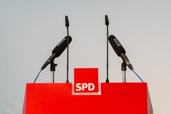Ein leeres Rednerpult mit dem Logo der SPD.