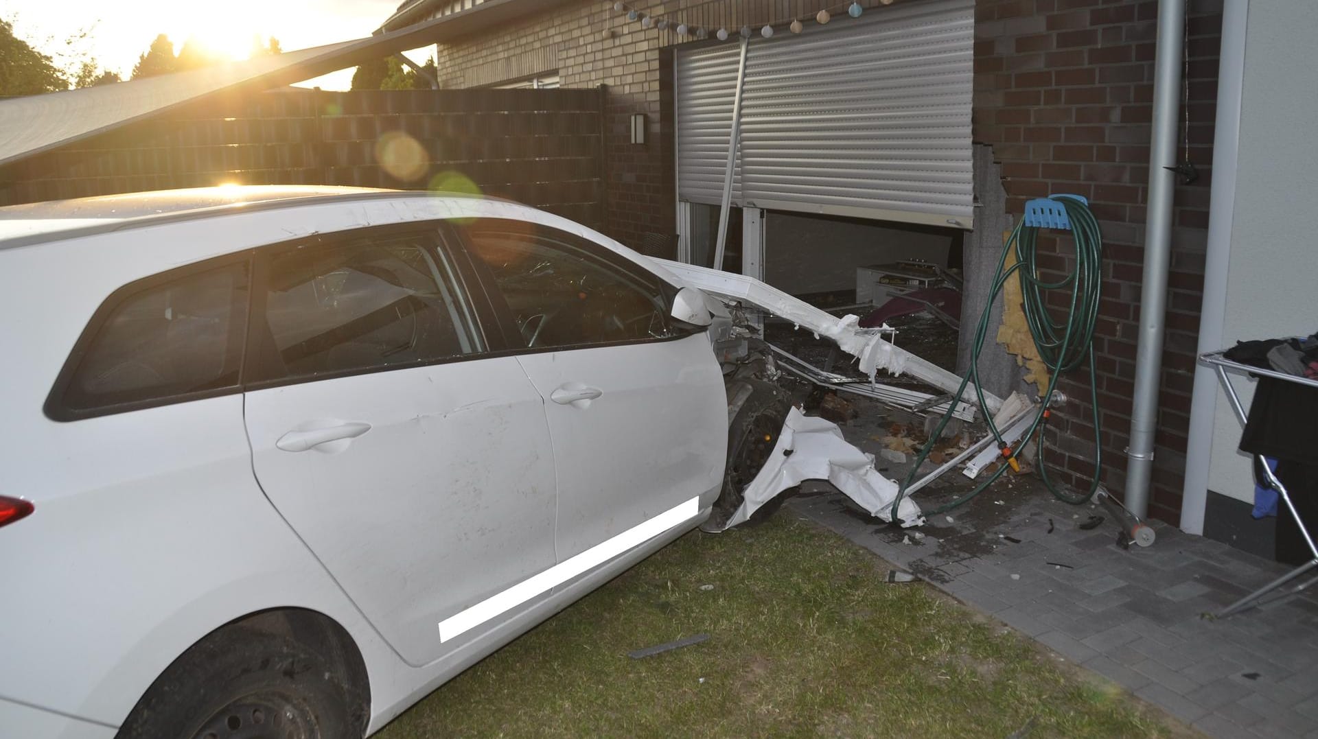 Ein Foto vom Unfallort: Das Auto kam erst im Wohnzimmerfenster des Hauses zu stehen.