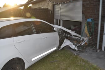 Ein Foto vom Unfallort: Das Auto kam erst im Wohnzimmerfenster des Hauses zu stehen.
