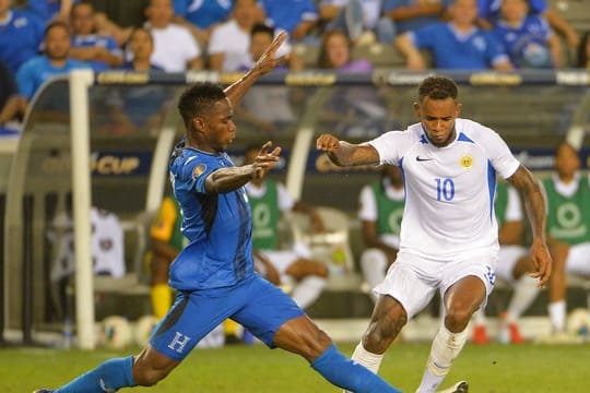 Maynor Figueroa (l) aus Honduras gegen Curacao-Spieler Leandro Bacuna.