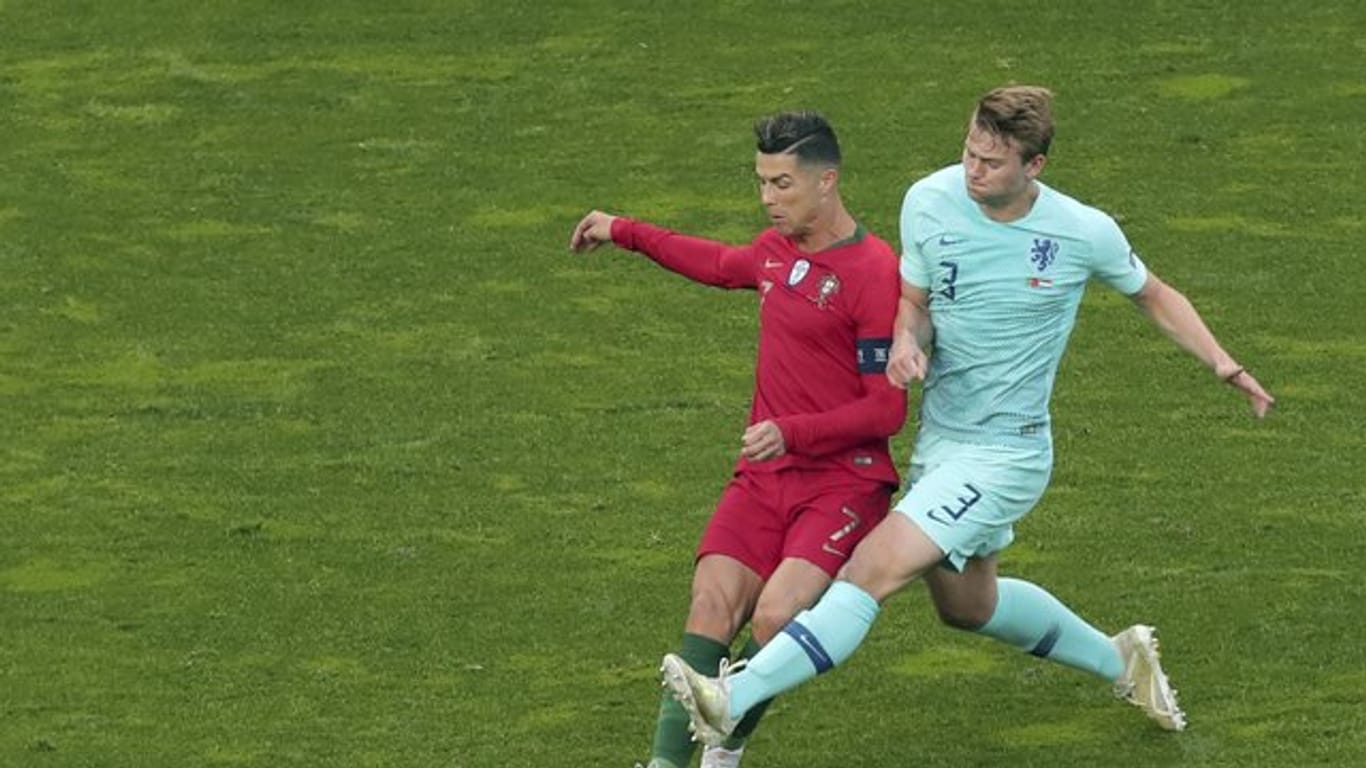 Matthijs de Ligt (r) im Finale der Nations League im Zweikampf mit Cristiano Ronaldo.