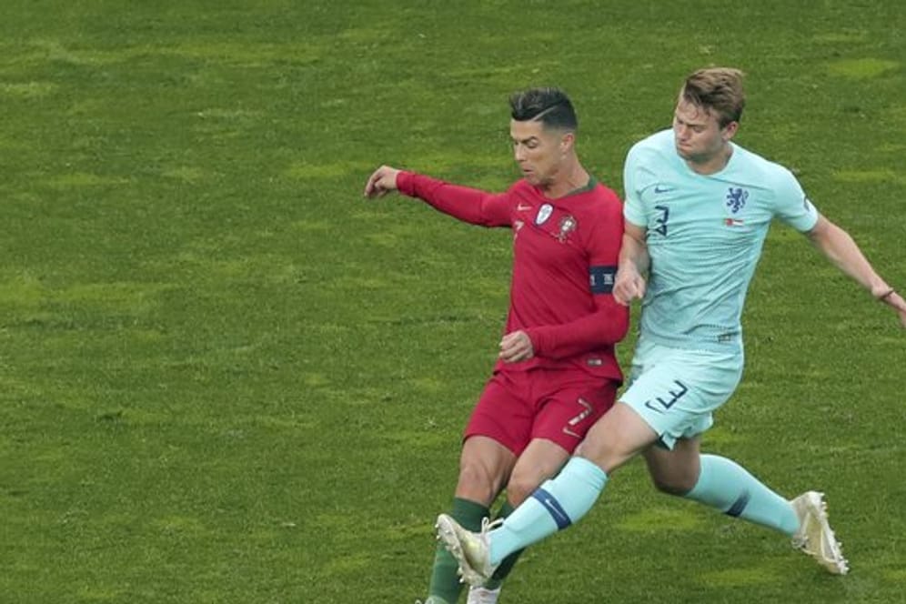 Matthijs de Ligt (r) im Finale der Nations League im Zweikampf mit Cristiano Ronaldo.