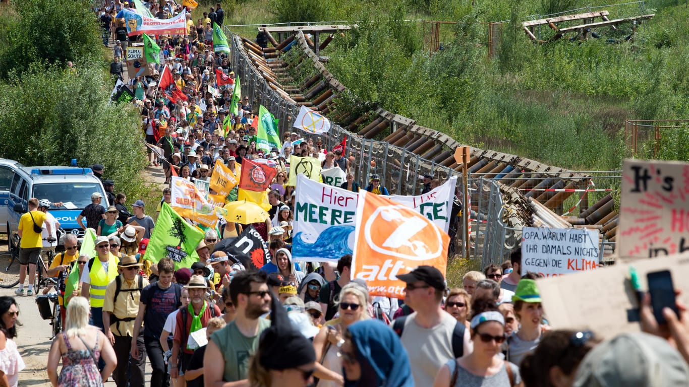 Rund 8.000 Menschen kamen zu der Demo für einen schnelleren Kohleausstieg.