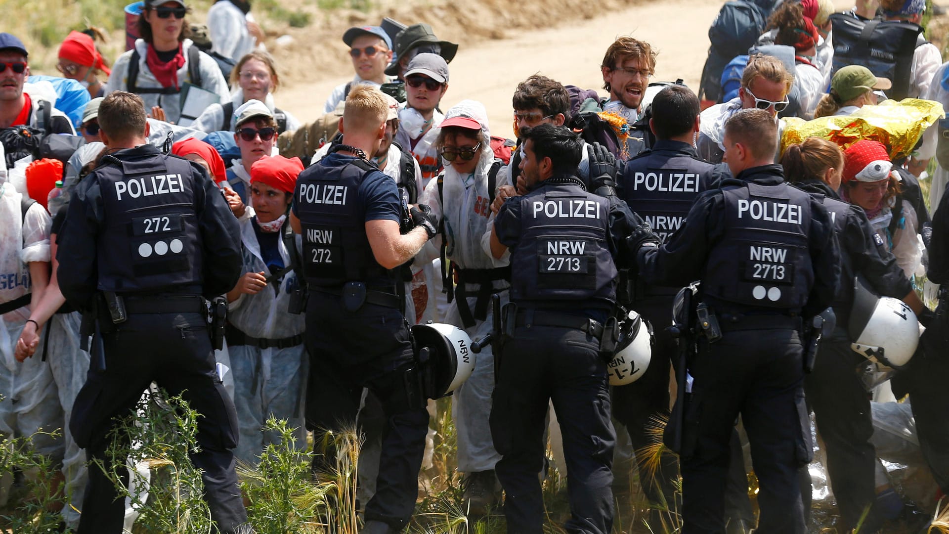 Polizeibeamte und Aktivisten stehen sich in Garzweiler gegenüber: Bei der Klima-Demo kam es zu einem Vorfall.