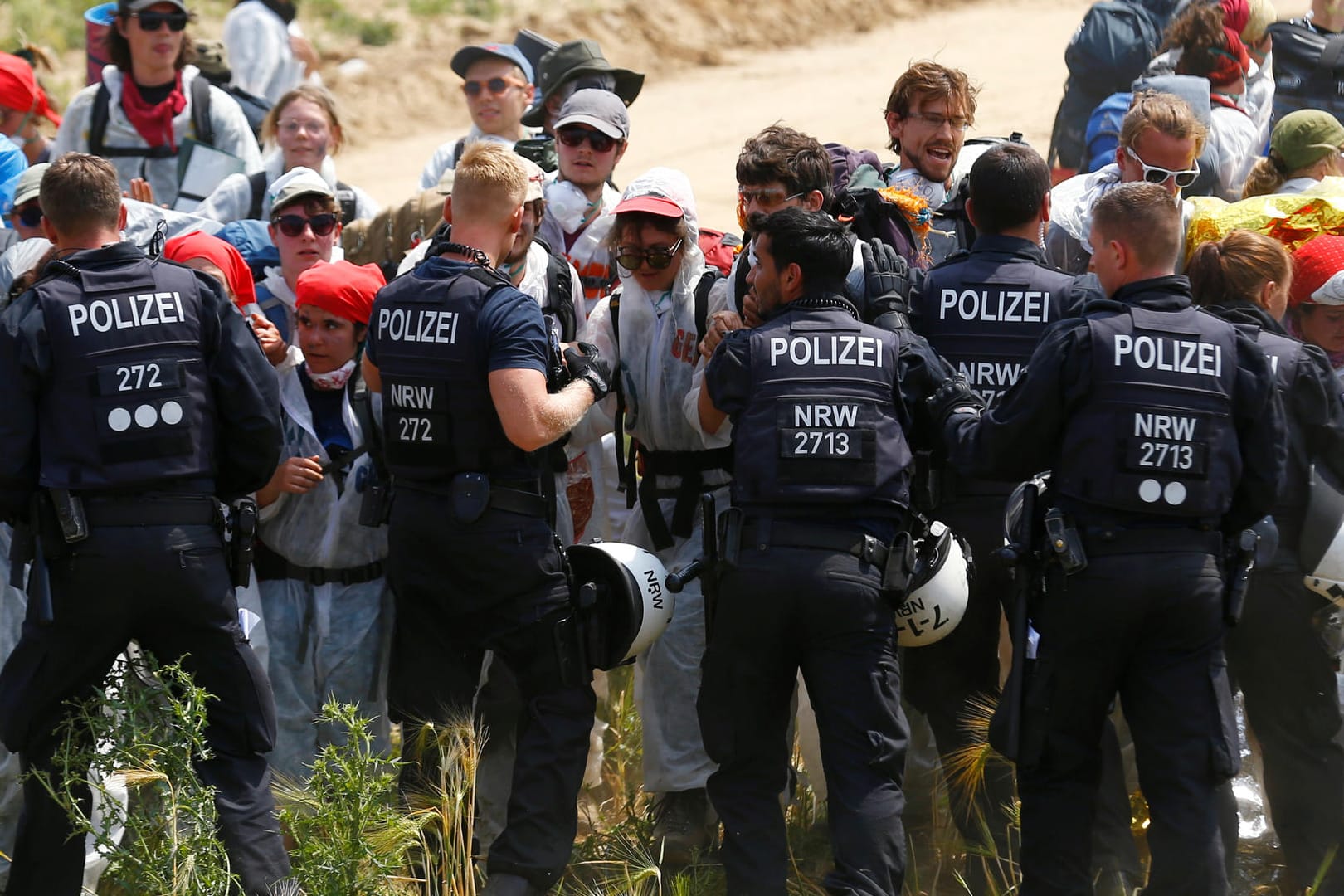 Polizeibeamte und Aktivisten stehen sich in Garzweiler gegenüber: Bei der Klima-Demo kam es zu einem Vorfall.