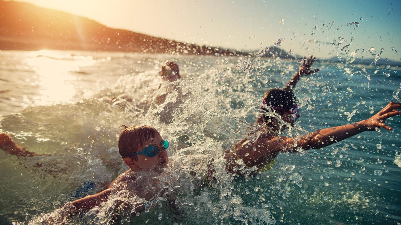 Kinder baden im See: Steigt das Thermometer, suchen viele die Erfrischung im Wasser. Dabei gilt es einige Regeln zu beachten.