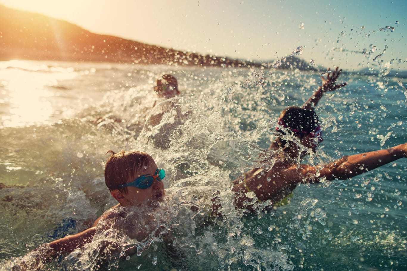 Kinder baden im See: Steigt das Thermometer, suchen viele die Erfrischung im Wasser. Dabei gilt es einige Regeln zu beachten.