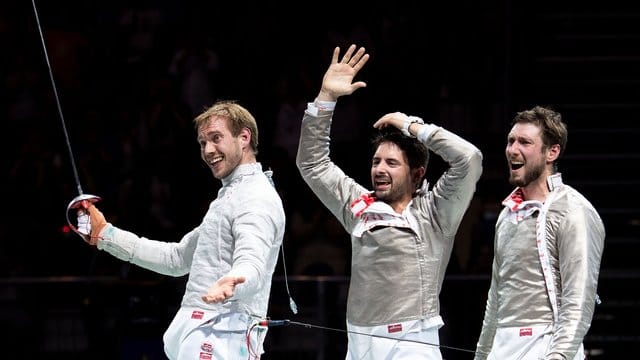 Benedikt Wagner, Matyas Szabo und Max Hartung (l-r) wurden Team-Europameister mit dem Säbel. Benedikt Wagner, Matyas Szabo und Max Hartung (l-r) wurden Team-Europameister mit dem Säbel.