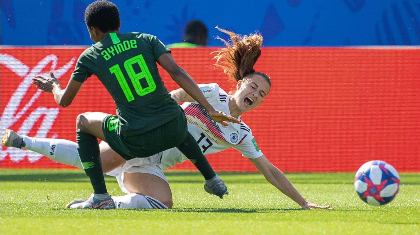Nigerias Halimatu Ayinde (l.) bringt Sara Däbritz zu Fall: Das DFB-Team musste fürs Weiterkommen hart kämpfen.