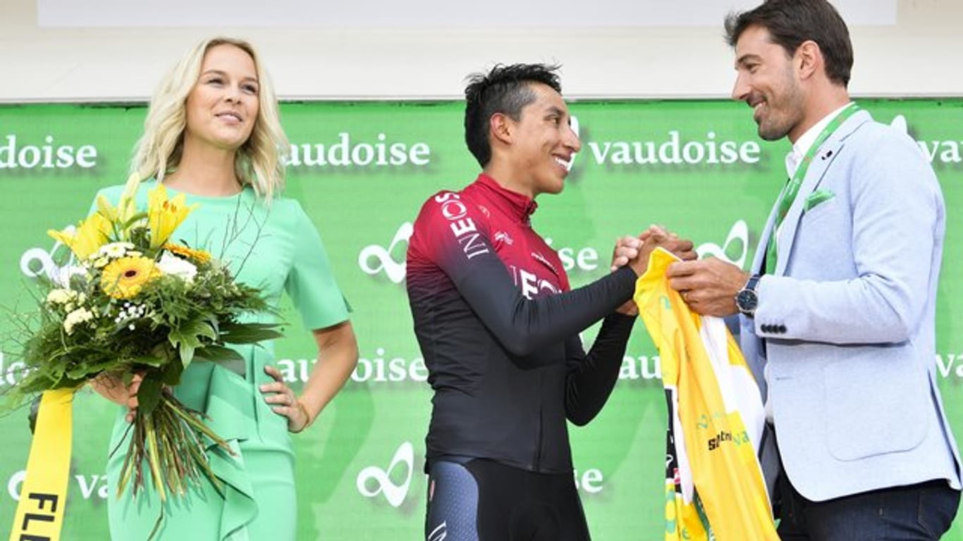 Egan Bernal (M) aus Kolumbien vom Team Ineos erhält das gelbe Trikot.