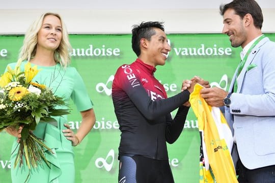 Egan Bernal (M) aus Kolumbien vom Team Ineos erhält das gelbe Trikot.