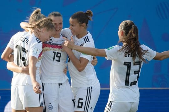 Giulia Gwinn (l-r), Klara Bühl, Linda Dallmann und Sara Daebritz jubeln nach dem Tor zum 3:0-Endstand.