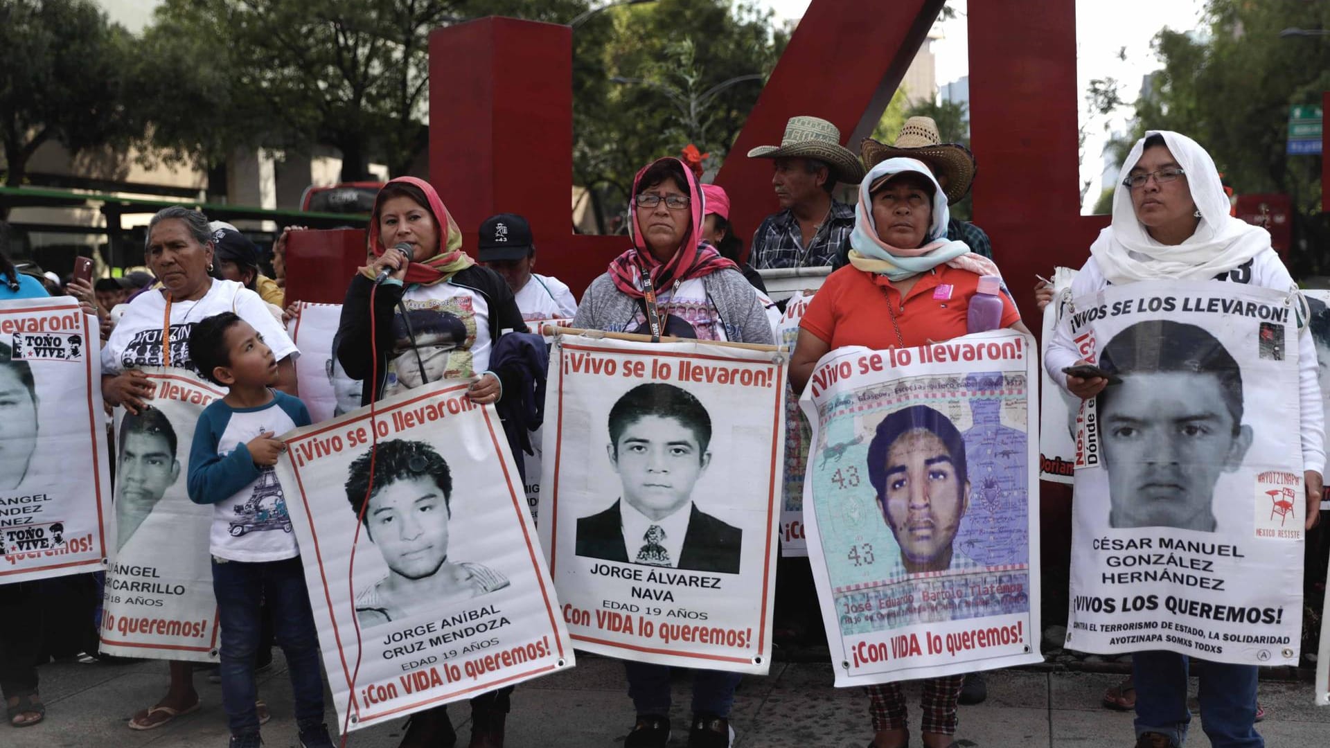 Familienmitglieder der 43 entführten Studenten der Universität Ayotzinapa im Protest Familienmitglieder der 43 entführten Studenten der Universität Ayotzinapa im Protest