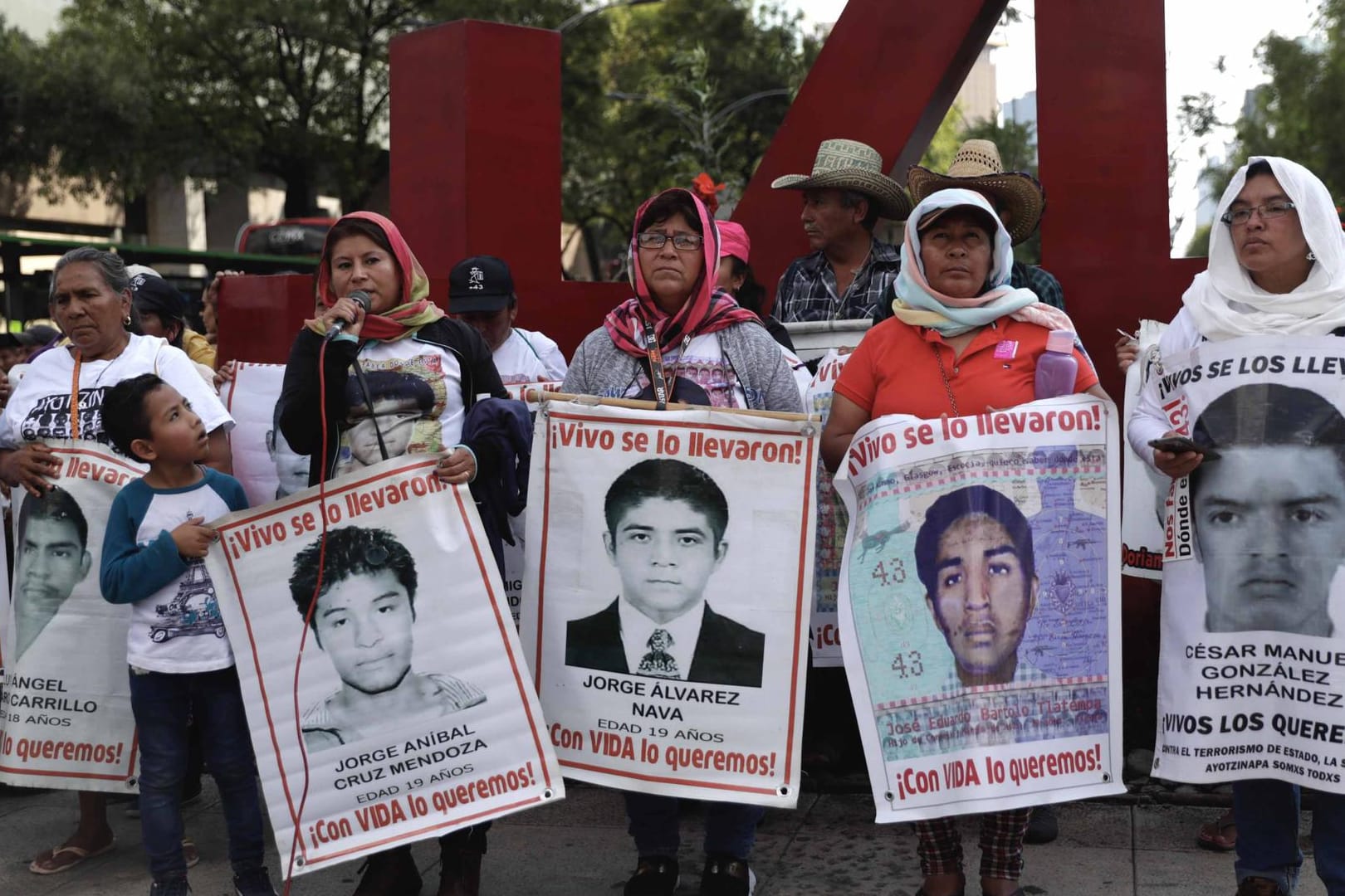 Familienmitglieder der 43 entführten Studenten der Universität Ayotzinapa im Protest