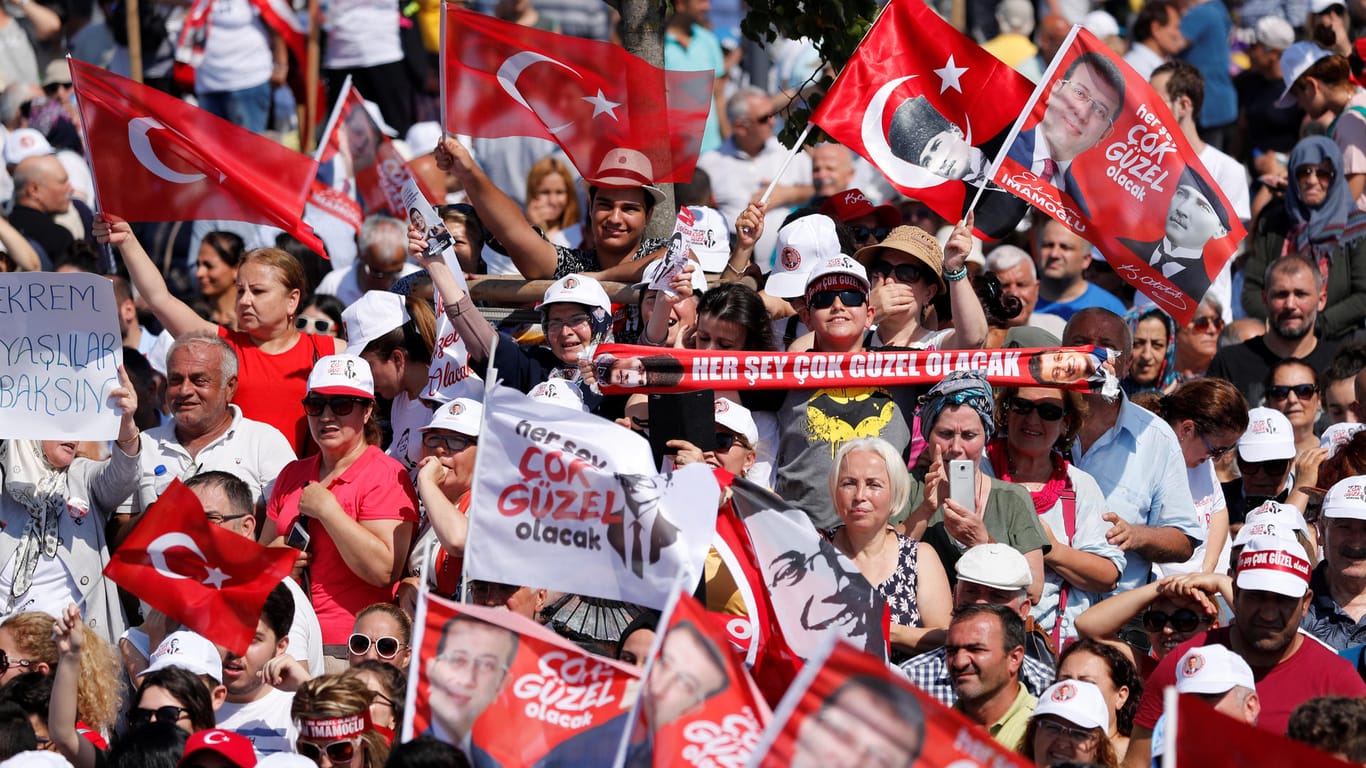 Anhänger der Opposition bei einer Wahlveranstaltung: In den Sommermonaten fahren viele Städter zu ihren Familien aufs Land. Wählen dürfen sie aber nur in Istanbul.